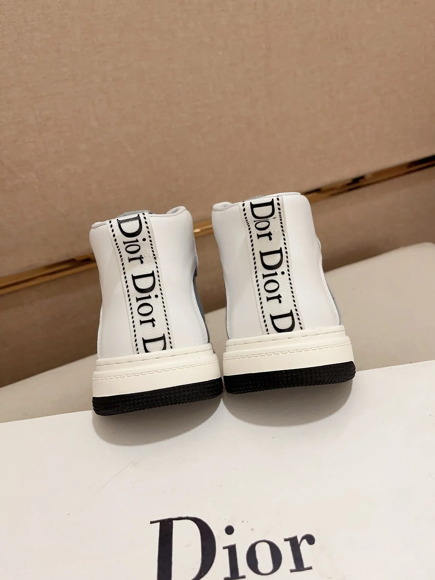 Men's shoes💰 420💰🇮🇹🇮🇹Dior d The new high-tops are on sale at the same time at the counter. The uppers are 🇮🇹 Italian imported first-layer cowhide, and the fully imported sheepskin lining is 💪💪. It is a complete 1⃣️ to 1⃣️ replica 🇮🇹💪💪. ⚠Sole: The original sole is specially provided by the original factory. The exclusive movable molded sole is super comfortable. ⚠Original factory follow-up goods, 🔍🔍high quality, you can enter and exit the counter at will, welcome to compare⚠. Code number:38-44